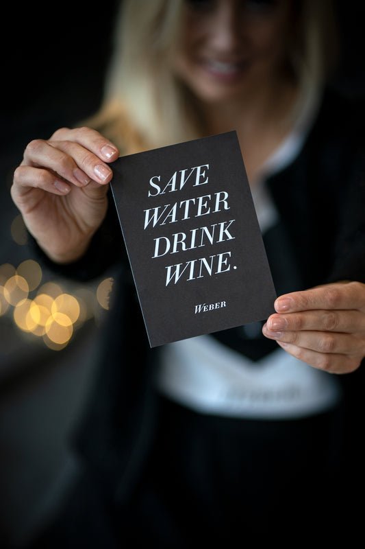 POSTKARTE SAVE WATER DRINK WINE – schwarz